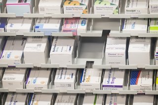 Les effets secondaires dus à des médicaments entraînent environ 2,3% des hospitalisations en Suisse. KEYSTONE/CHRISTIAN BEUTLER